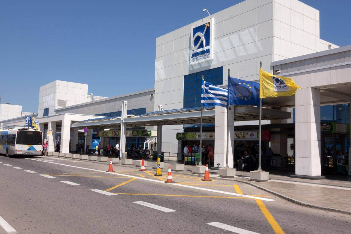 Скандал на летището в Атина: Турската певица Исин Караджи е обявена за нежелана в Гърция